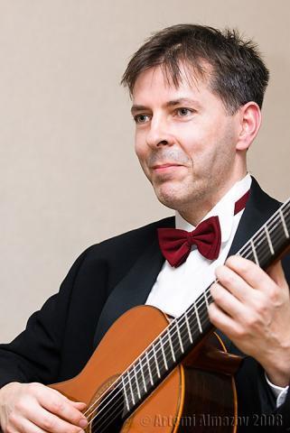 Plik:Foto z gitarą koncert w Moskwie.jpg