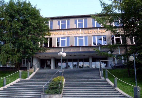 Plik:Szkola siedzi.jpg