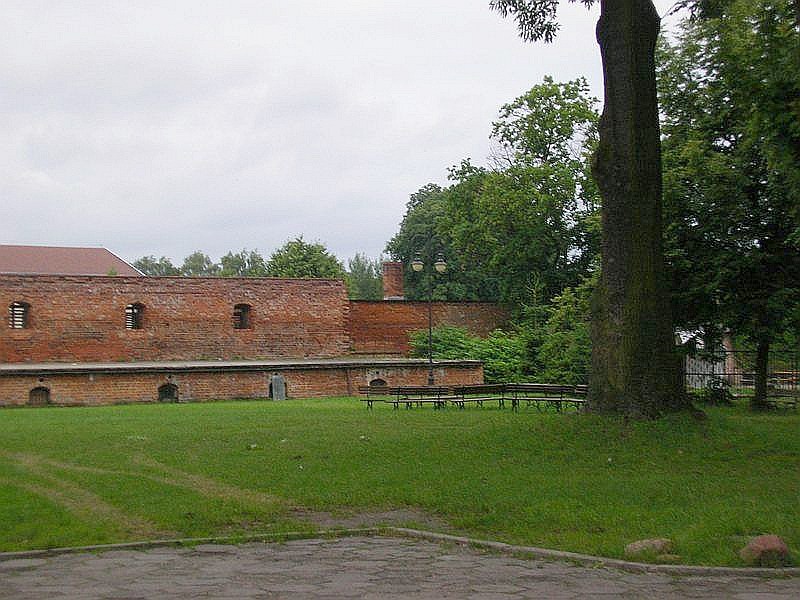 Plik:Zrekonstruowany fragment muru zamku w elblagu.jpg