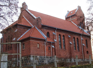 Plik:Kościół pw. Świętych Apostołów Piotra i Pawła w Rogalach.jpg