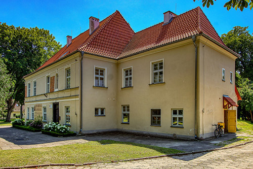 Plik:Frombork. Kanonia pw. św. Stanisława Kostki.jpg