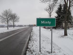 Plik:Minty. Wjazd do wsi.jpg