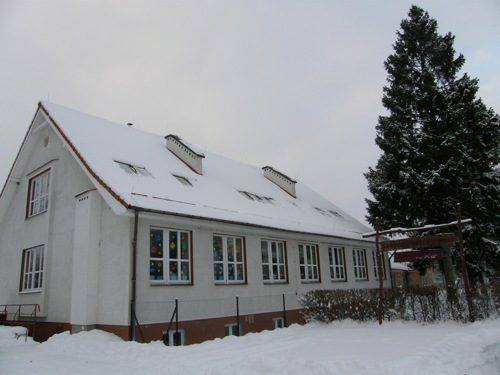 Plik:Szkoła w Ponikach.jpg