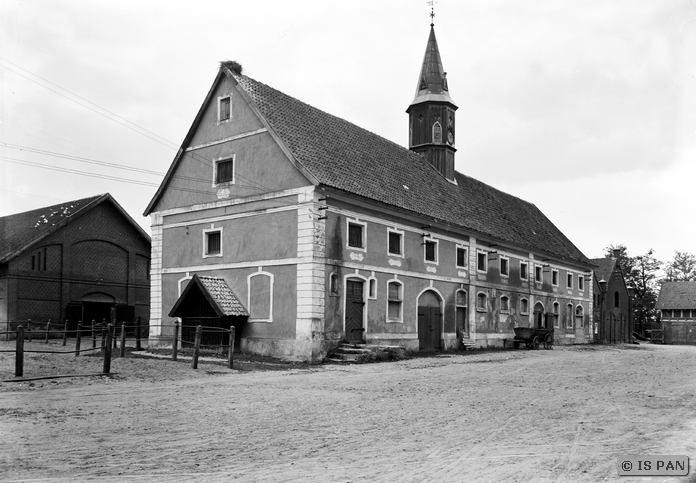 Plik:Stajnie pałacowe w Judytach w roku 1938.jpg