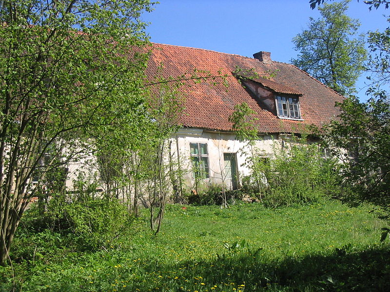Plik:Dawny dworek w Garbnie.jpg