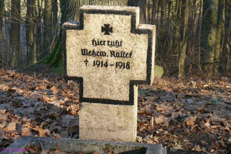 Plik:Rakowo Piskie.Mogiła niemieckiego żołnierza z okresu I wojny światowej.jpg