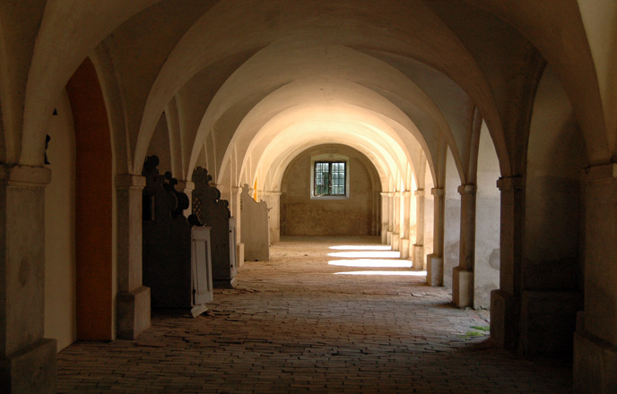 Plik:Krużganki w Sanktuarium w Krośnie.jpg