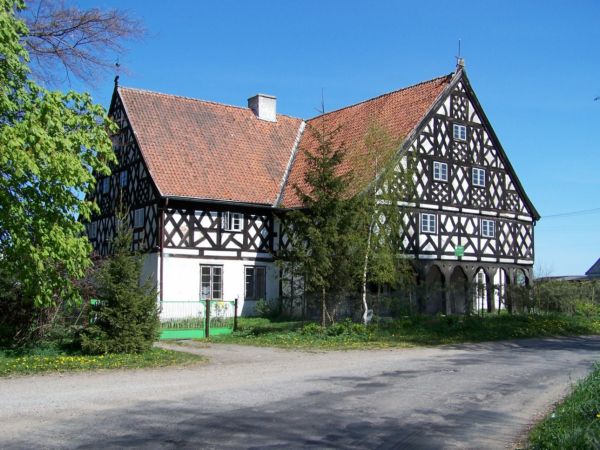 Plik:Dom podcieniowy w miejscowości Stalewo.jpg