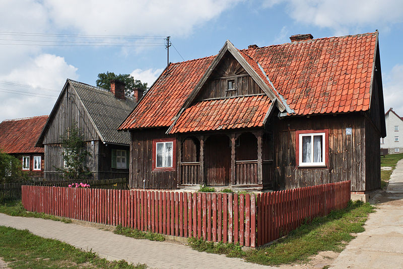 Plik:Zabytkowa chałupa w Klonie.jpg
