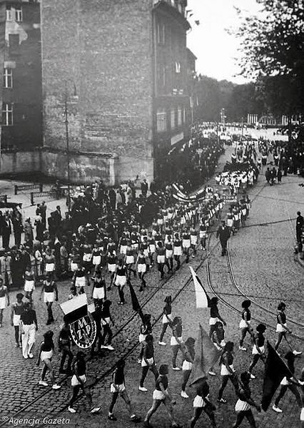 Plik:Pochod dom ksiazki.jpg