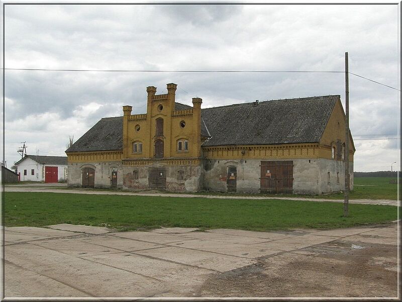 Plik:Łabędnik. Zabudowania folwarczne.jpg