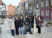 Przed Wysoką Bramą, od lewej: Iwona, Ola, Agata, Paweł, Monika, Kamil i Ela, Olsztyn 19-20.03.2011 Źródło: archiwum Iwony Pietkiewicz