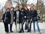 Przed olsztyńskim zamkiem, od lewej: Ola, Iwona, Kamil, Monika, Paweł i Agata, Olsztyn 19-20.03.2011 Źródło: archiwum Iwony Pietkiewicz