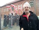 na tle instalacji 100 lat Niepodległości- Państwowego Liceum Plastycznego. Stare Miasto w Olsztynie