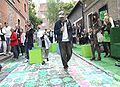 Eugeniusz "Geno" Małkowski podczas manifestu "Miastotwórcy" o obecności artystów w przestrzeni miejskiej, ul. Rodziewiczówny, 5 czerwca 2013 r. Źródło: Archiwum Andrzeja Cieślaka