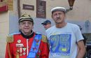 Andrzej Cieślak z dziennikarzem, satyrykiem, poetą Markiem Książkiem przed rodzinnym domem Ericha Mendelsohna w Olsztynie podczas XIX Międzynarodowych Dni Folkloru Warmia 2014 (22 lipca 2014 r.)