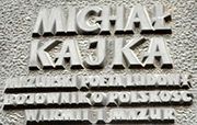 Tablica pamiątkowa ku czci Michała Kajki na budynku koło zbiegu ulic Kajki i Dąbrowszczaków w Olsztynie. Źródło: Archiwum Andrzeja Cieślaka