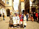 Andrzej Cieślak z olsztyńskimi harcerkami podczas gry terenowej w dniu akcji "Bezpieczny Olsztyn", Stare Miasto w Olsztynie, 13 września 2014 r.