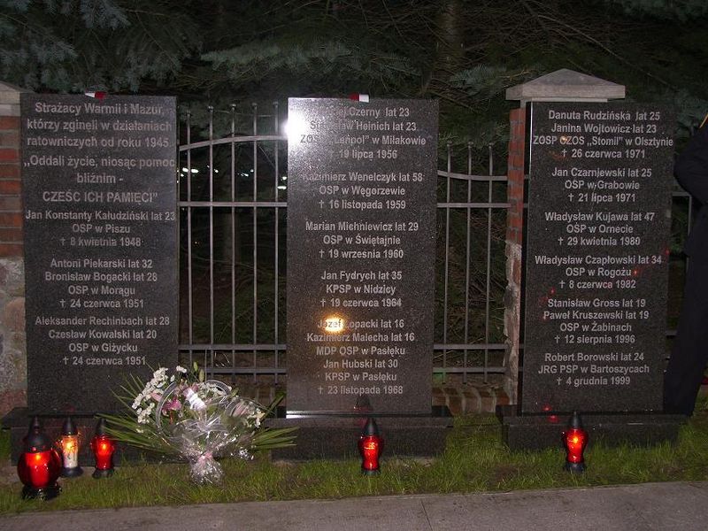 Plik:Pomnik strazaka1.JPG