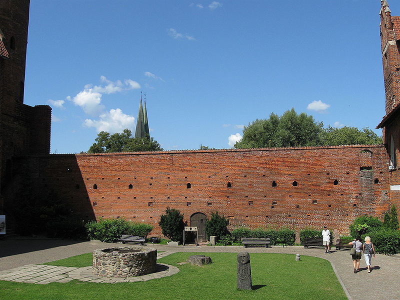 Plik:Olsztyn dziedziniec.JPG
