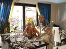 Andrzej Cieślak z Janiną Duliniec i Elżbietą Zadrożną (pierwsza z lewej) - właścicielką restauracji "Prosta 38" przy najstarszej ulicy Olsztyna, 16 września 2014 r.