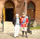 Andrzej Cieślak z Erwinem Krukiem przed Kościołem ewangelicko-augsburskim pw. Chrystusa Zbawiciela w Olsztynie, sierpień 2014 r.