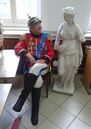 Andrzej Cieślak w czytelni olsztyńskiego OBN. Obok figura odnaleziona podczas remontu budynku dawnego Konsulatu Polskiego w Olsztynie