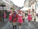 Andrzej Cieślak z mażoretkami Młodzieżowej Orkiestry Dętej z Płośnicy, 5 września 2015 r.