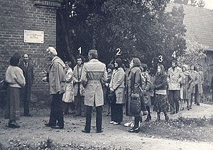 Grupa pracowników placówek kultury województwa olsztyńskiego (w tym WDK Olsztyn) przed Muzeum K.I.Gałczynskiego w Praniu (jesień 1975 r.) 1. Andrzej Cieślak 2. Edith Jotzo 3. Jadwiga Szukiel 4. Witold Hiller Źródło: Archiwum Andrzeja Cieślaka