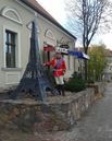 Andrzej Cieślak przy miniaturze Wieży Eiffla obok francuskiej restauracji, ul. Grunwaldzka w Olsztynie, 30 października 2016 r.