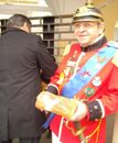 Adnrzej Cieślak z Chlebem Pokoju otrzymanym od Wicepremiera Janusza Piechocińskiego (stoi tyłem), 8 listopada 2014 r.