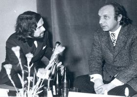 Stefan Połom (po prawej) w rozmowie z Andrzejem Cieślakiem podczas Dni Literatury Warmii i Mazur w 1976 r. Źródło: Archiwum Andrzeja Cieślaka