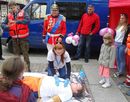 Andrzej Cieślak podczas pokazu Grupy Pomocy Humanitarnej PCK, Stare Miasto, 16 maja 2015 r.