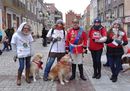 Andrzej Cieślak z wolontariuszkami i pupilami 23 Finału Wielkiej Orkiestry Świątecznej Pomocy- Rynek Starego Miasta w Olsztynie, 11 stycznia 2015 r.