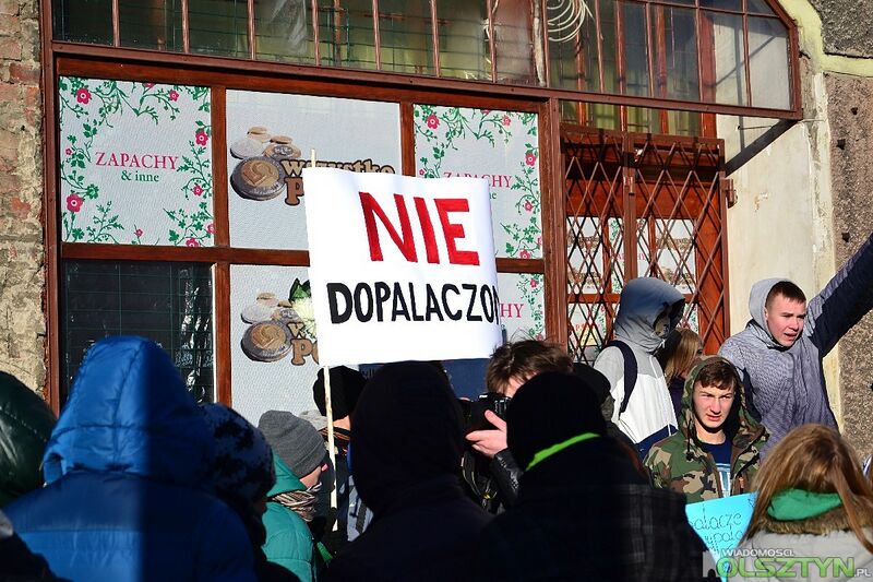 Plik:Pikietaprzedsklepem.jpg
