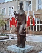 Rzeźba Kazimierza Zielińskiego "Macierzyństwo" z 1978 r. przed olsztyńskim Ratuszem.Źródło: Archiwum Andrzeja Cieślaka