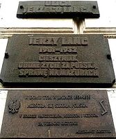 Tablice pamiątkowe umieszczone na budynku Domu Polskiego w Olsztynie od strony ul. Jerzego Lanca. Źródło: Archiwum Andrzeja Cieślaka