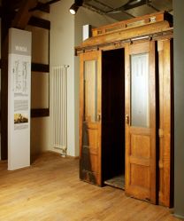 Najstarsza zachowana kabina olsztyńskiej windy z domu przy pl. Jana Pawła II 2/3 (ok. 1913) w zbiorach muzeum Źródło: Archiwum MOK Olsztyn