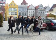 Na Starym Mieście, od lewej: Ela, Paweł, Monika, Agata, Kamil i Iwona Olsztyn 19-20.03.2011 Źródło: archiwum Iwony Pietkiewicz