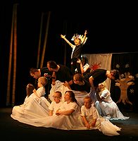 Występ Teatru Inspiracja na deskach Olsztyńskiego Teatru Lalek z przedstawieniem „Kapryśne Pory roku”. fot. Bartosz Szczurek, Źródło: archiwum PSOUU w Olsztynie
