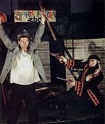 Artur Steranko (Marcin Kabat) i Marian Czarkowski (Sarka Farka) w Igraszkach z diabłem. Źródło: Teatr im. Stefana Jaracza w Olsztynie, repertuar na październik 1997. Ze zbiorów WBP w Olsztynie.