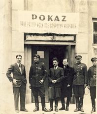 Rok 1937. Bronisław Marczyński - 3 z lewej. Pokaz prac przysposobienia rolniczego Kół Gospodyń Wiejskich powiatu lubelskiego