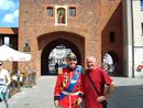 Andrzej Cieślak z Walerianem Ostrowskim - olsztyńskim piosenkarzem i bardem ulicy, laureatem wielu konkursów i festiwali piosenkarskich. Zdjęcie wykonano na tle Wysokiej Bramy 11 sierpnia 2014 r.