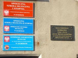 Tablica pamiątkowa na budynku