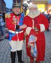 Andrzej Cieślak z Mikołajem podczas VI Kiermaszu Świątecznego w Olsztynie, 13 grudnia 2014 r.