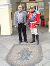 Andrzej Cieślak z Januszem Połomem przed arkadowym wejściem do Wojewódzkiej Biblioteki Publicznej w Olsztynie, 31 sierpnia 2014 r.