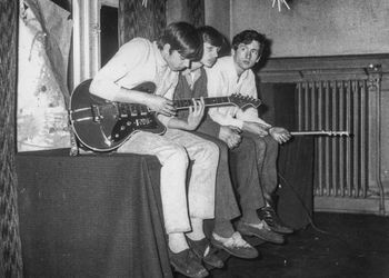 Z przodu z gitarą Sławek Matenko, dalej Jerzy Seba Konstantynowicz i Andrzej Niczuk