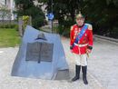 Andrzej Cieślak przy kamieniu upamiętniającym pobyt Napoleona w Olsztynie w 1807 r., 19 czerwca 2016 r.
