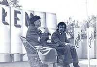 Maria Zientara-Malewska w rozmowie z Andrzejem Cieślakiem podczas kiermaszu Dni Olsztyna w 1975 r. Źródło: Archiwum Andrzeja Cieślaka