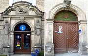 Drzwi wejściowe do pomieszczeń Ratusza - po lewej do Informacji Turystycznej, po prawej do biur Urzędu Miasta od strony ul. Ratuszowej. Źródło: Archiwum Andrzeja Cieślaka